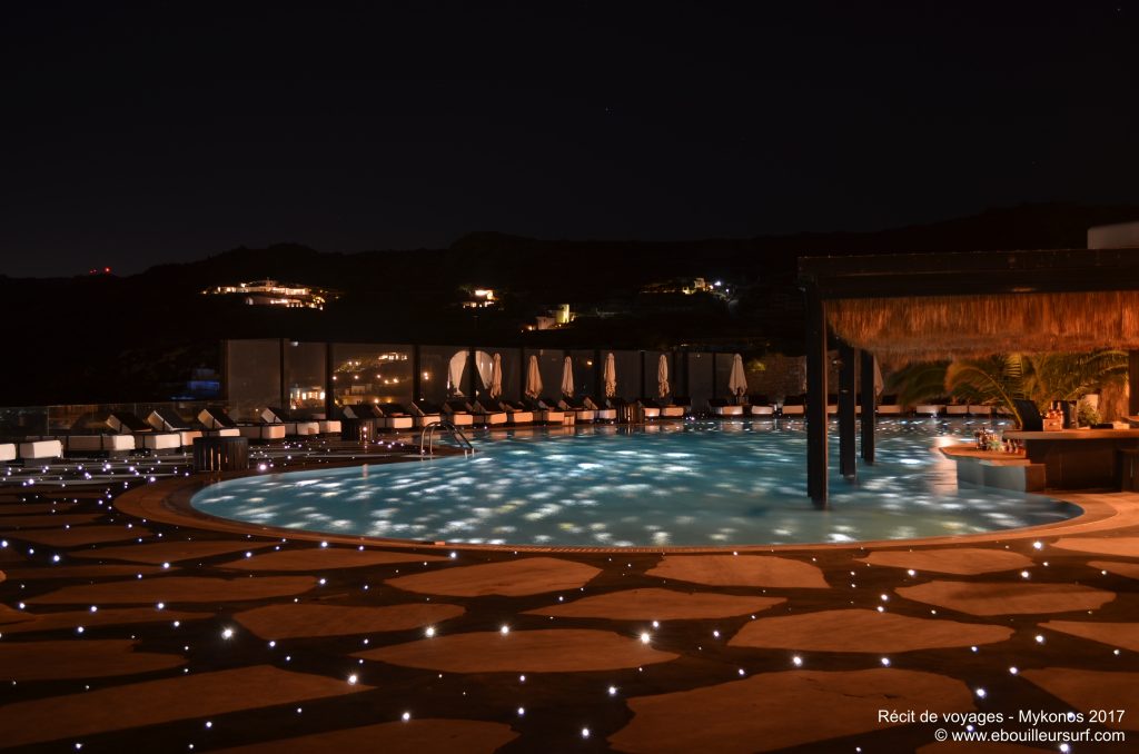 Piscine de nuit du Royal Myconian Hotel