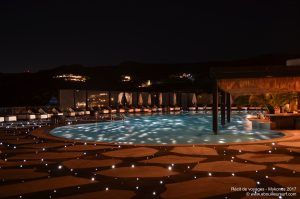 Piscine de nuit du Royal Myconian Hotel