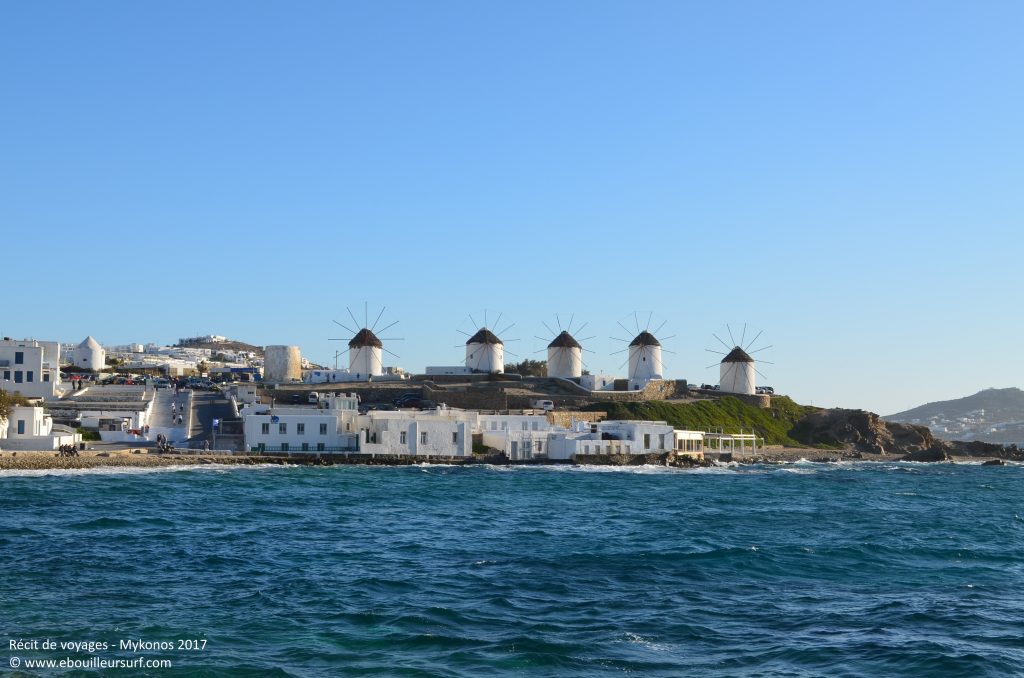 Les moulins surplombant la ville de Mykonos